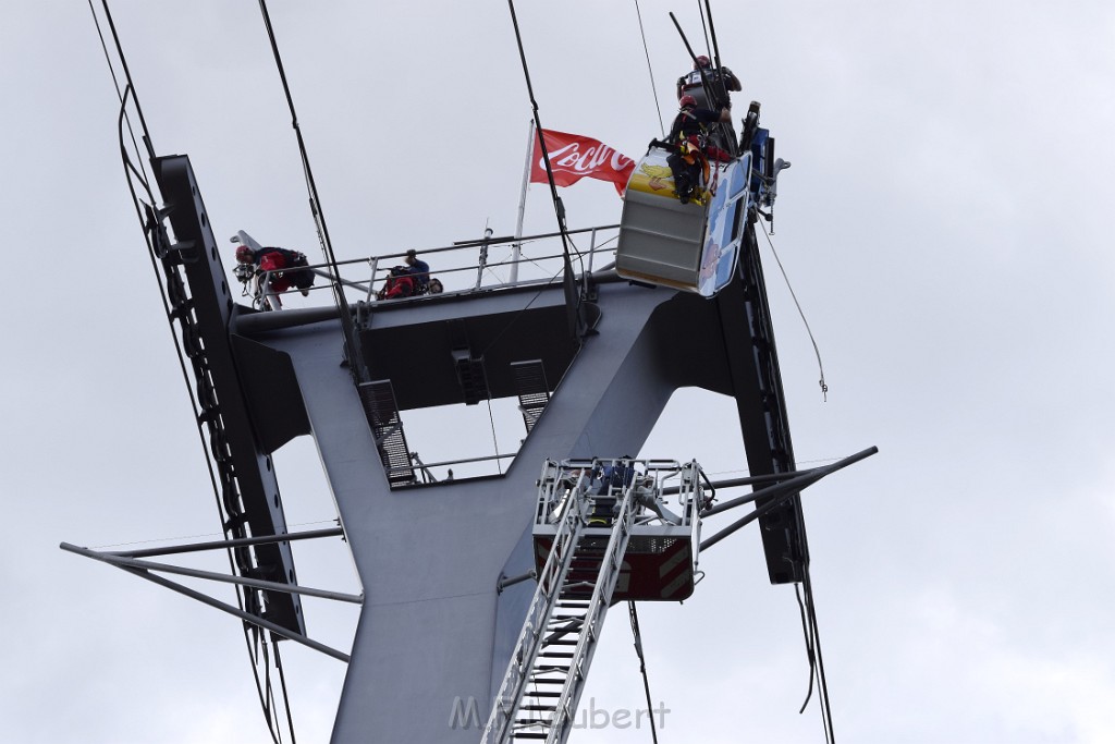 Koelner Seilbahn Gondel blieb haengen Koeln Linksrheinisch P166.JPG - Miklos Laubert